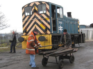 D2062 arrives and rigging is unloaded