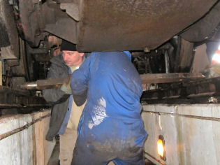 Spreader bar being lifted across underneath the loco
